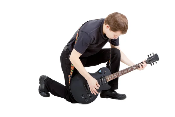 Man op een witte achtergrond. performer met een elektrische gitaar — Stockfoto