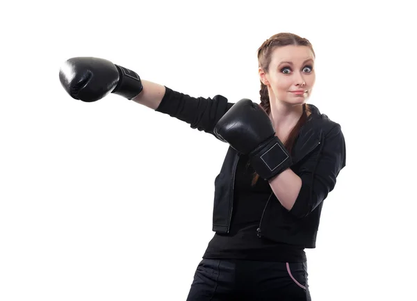 Jonge vrouw in bokshandschoen voor beginners op een witte achtergrond — Stockfoto