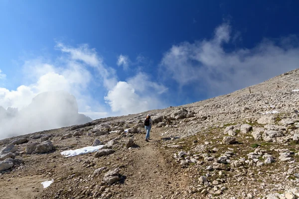 Escursionista sulla montagna rocciosa — Foto Stock