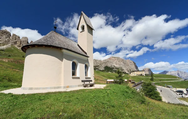 小さな礼拝堂とガーデナ峠 — ストック写真