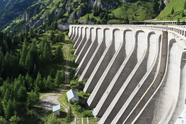 Barrage en béton - lac Fedaia — Photo