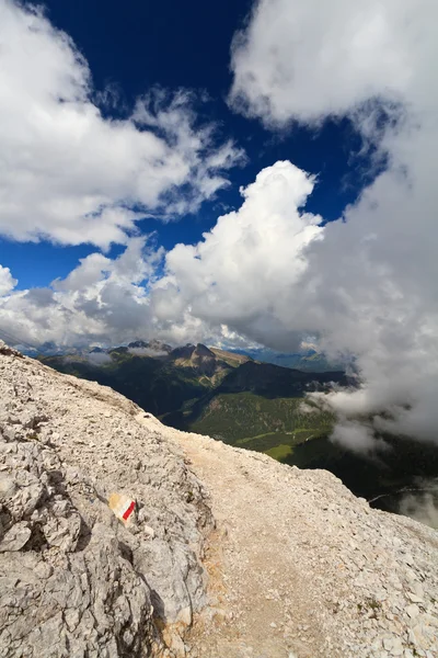 雲の上の高山の経路 — ストック写真