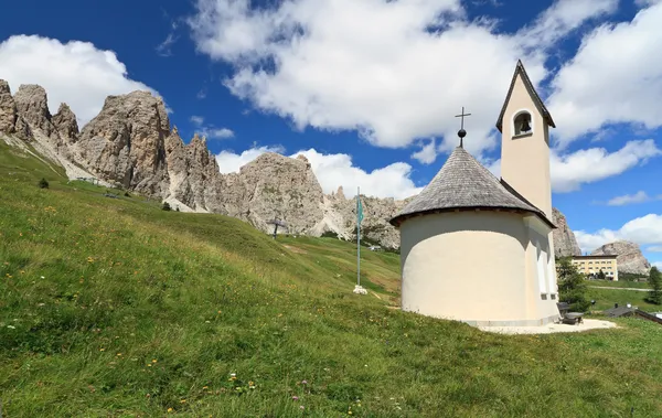 Pequeña capilla en Dolomitas — Foto de Stock