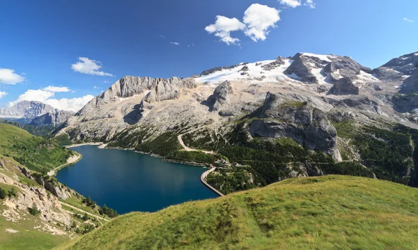 Dolomiti - fedaia Gölü ve marmolada mount — Stok fotoğraf