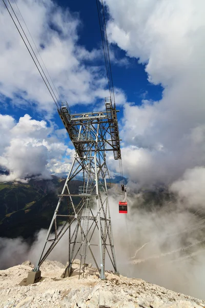 Seilbahn in den Dolomiten — Stockfoto