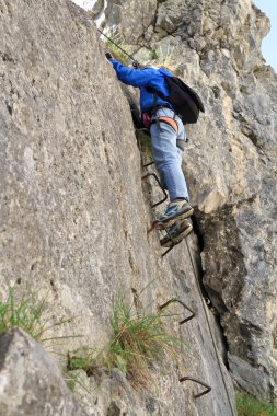 via ferrata üzerinde kadın dağcı