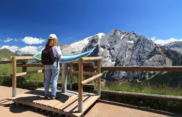Турист смотрит панораму — стоковое фото