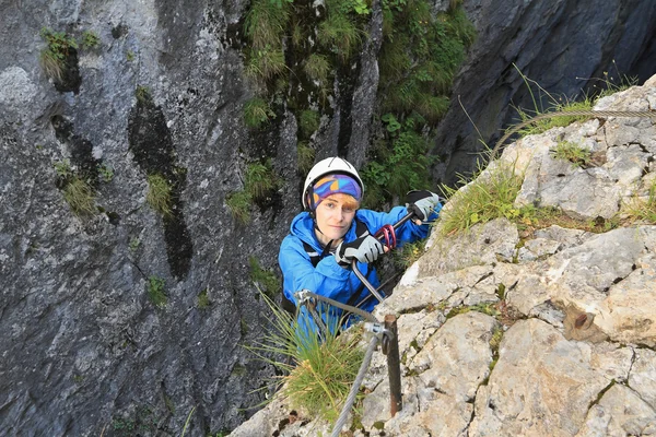 Альпинист на Виа Феррата — стоковое фото
