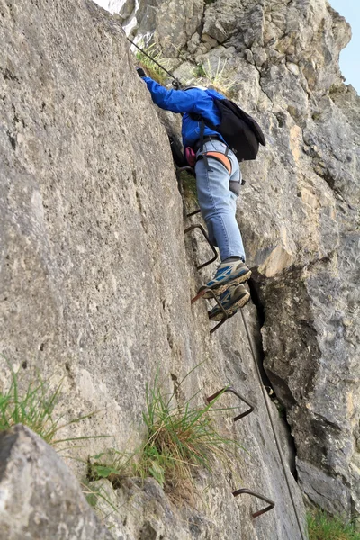 Kobieta pnącze na via ferrata — Zdjęcie stockowe