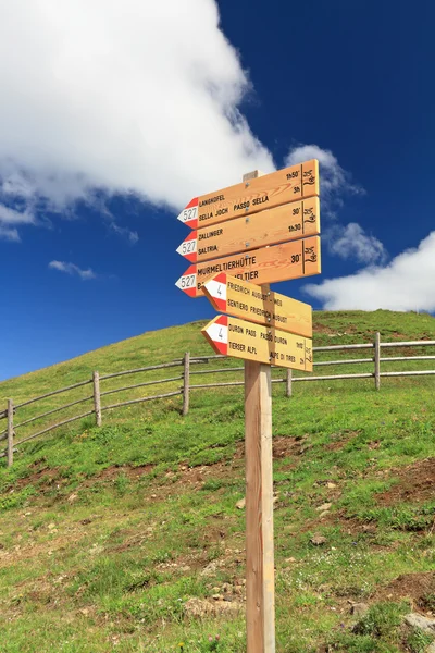 Indicazioni nel sentiero alpino — Foto Stock