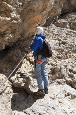 via ferrata uzun yürüyüşe çıkan kimse üzerinde