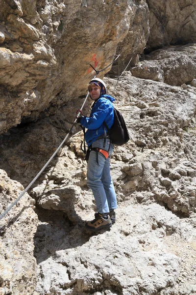 Wanderin auf Klettersteig — Stockfoto