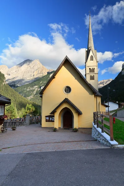 Alba di canazei - malý kostel — Stock fotografie