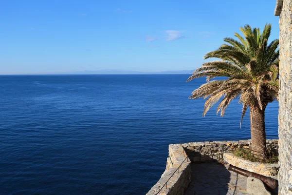 Castello che circonda il mare — Foto Stock