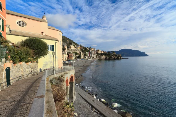 Strand und Promenade in Sori — Stockfoto