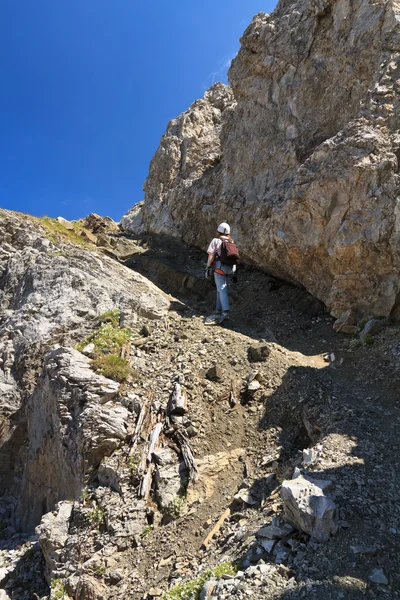 Турист в Доломитовых Альпах — стоковое фото