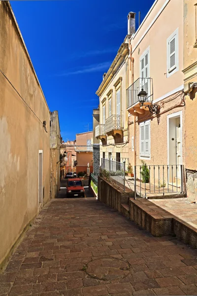 Cerdeña - calle y murallas en Carloforte — Foto de Stock