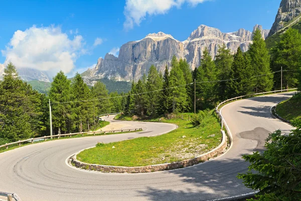 Slingrande väg till Pordoi pass — Stockfoto