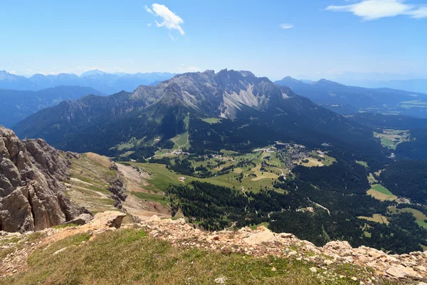 Costalunga Pass และ Latemar mount — ภาพถ่ายสต็อก
