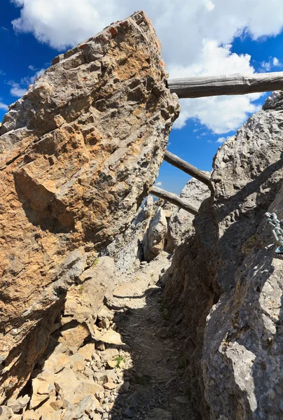 Camino entre rocas — Foto de Stock