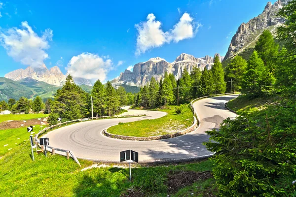 Road to Pordoi pass — Stock Photo, Image