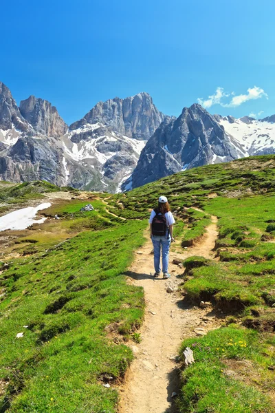Dolomiti - wandelen in de vallei van de contrin — Stockfoto