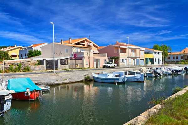 Canal com barco em Carloforte — Fotografia de Stock