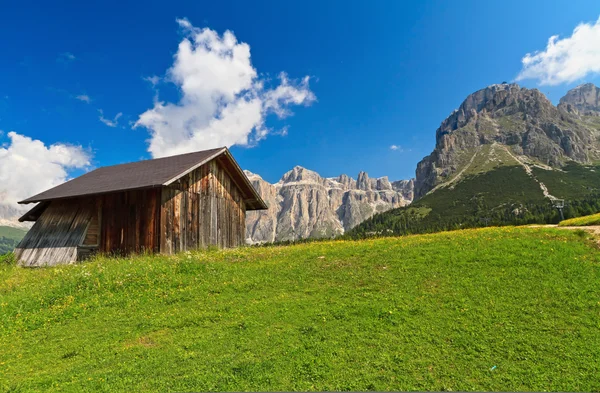 Small barn in Dolomiti — Stock Photo, Image