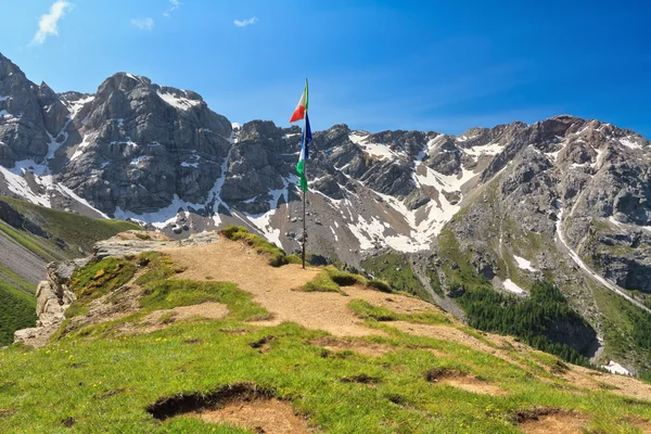 Dolomiti - punto panorámico con banderas —  Fotos de Stock