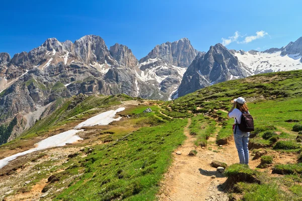 Dolomiti - Wanderung ins Tal der Kontraste — Stockfoto