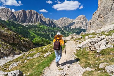 Dolomiti - мандрівного в долині badia