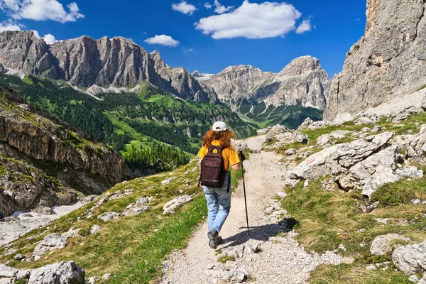 Dolomiti - turysta w dolinie badia — Zdjęcie stockowe