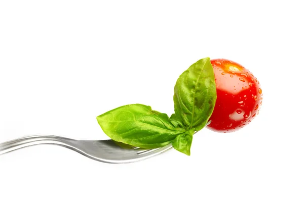 Taze domates ve fesleğenli çatal. — Stok fotoğraf