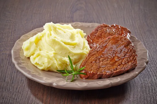 Purée de pommes de terre et steak de boeuf sur assiette — Photo