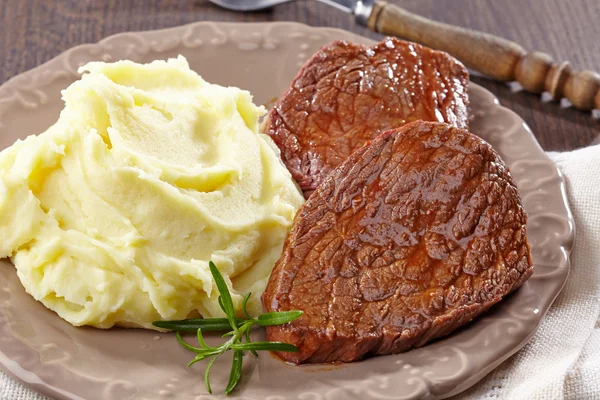 Tört burgonyával és marha steak — Stock Fotó