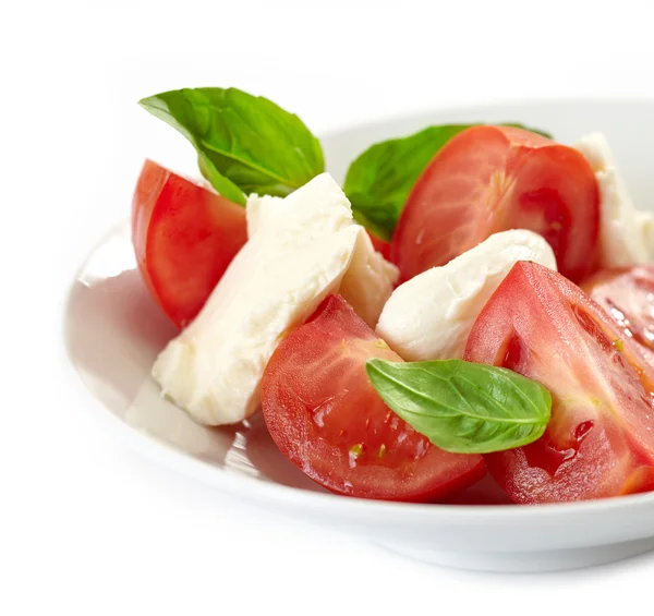 Talíř salátu s rajčaty a mozzarellou — Stock fotografie