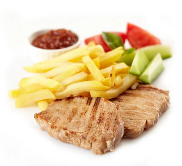 Grillat kött och pommes frites — Stockfoto