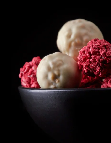 Divers bonbons au chocolat blanc et baies séchées — Photo