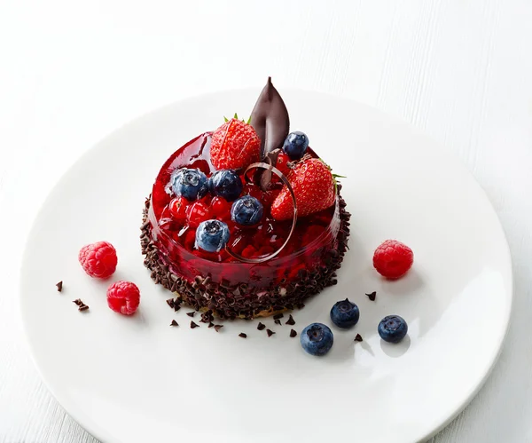 新鮮な果実とチョコレート ケーキ — ストック写真