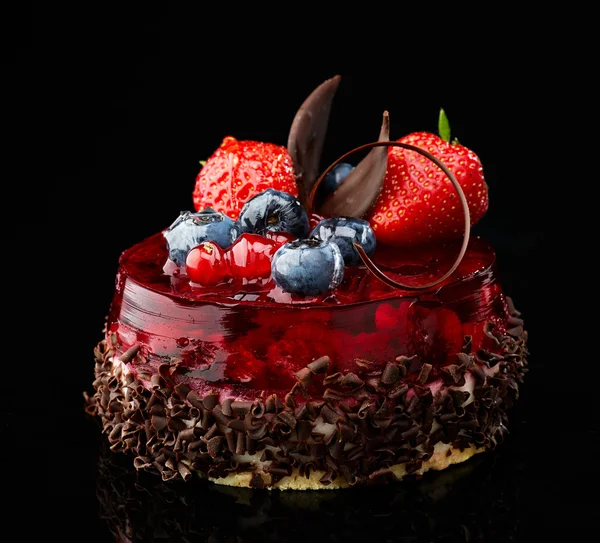 Torta con bacche fresche e cioccolato — Foto Stock