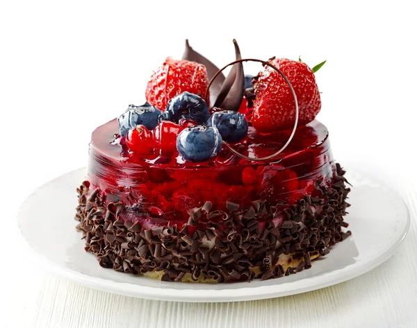 用新鲜的莓果和巧克力蛋糕 — 图库照片