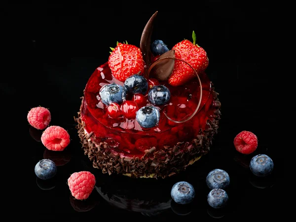 用新鲜的莓果和巧克力蛋糕 — 图库照片