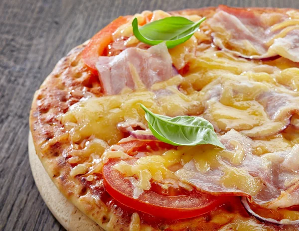 Pizza, szalonnával, paradicsommal — Stock Fotó