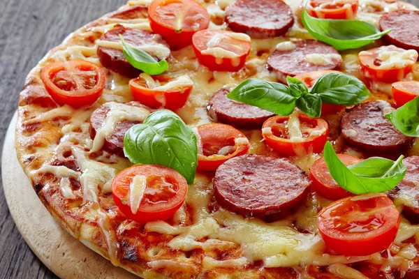 Salami and tomato pizza — Stock Photo, Image