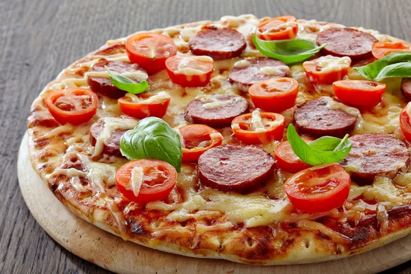 Salami and tomato pizza — Stock Photo, Image