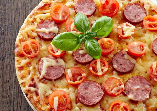 Szalámi és paradicsomos pizza — Stock Fotó