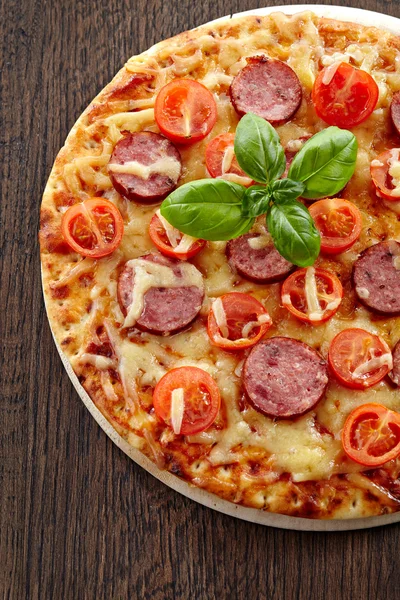 Szalámi és paradicsomos pizza — Stock Fotó