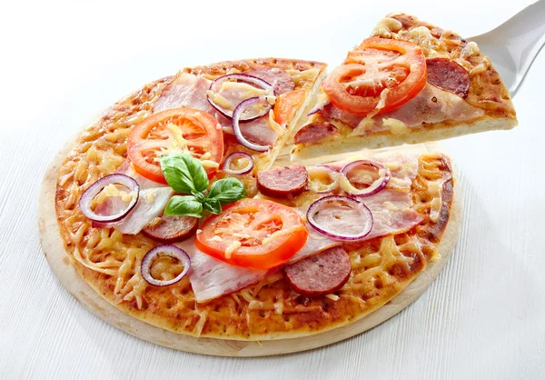 Szalámi és paradicsomos pizza — Stock Fotó