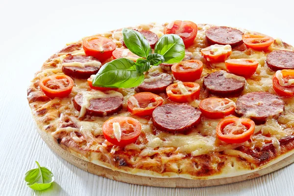 Salame e pizza de tomate — Fotografia de Stock