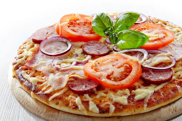 Salami and tomato pizza — Stock Photo, Image
